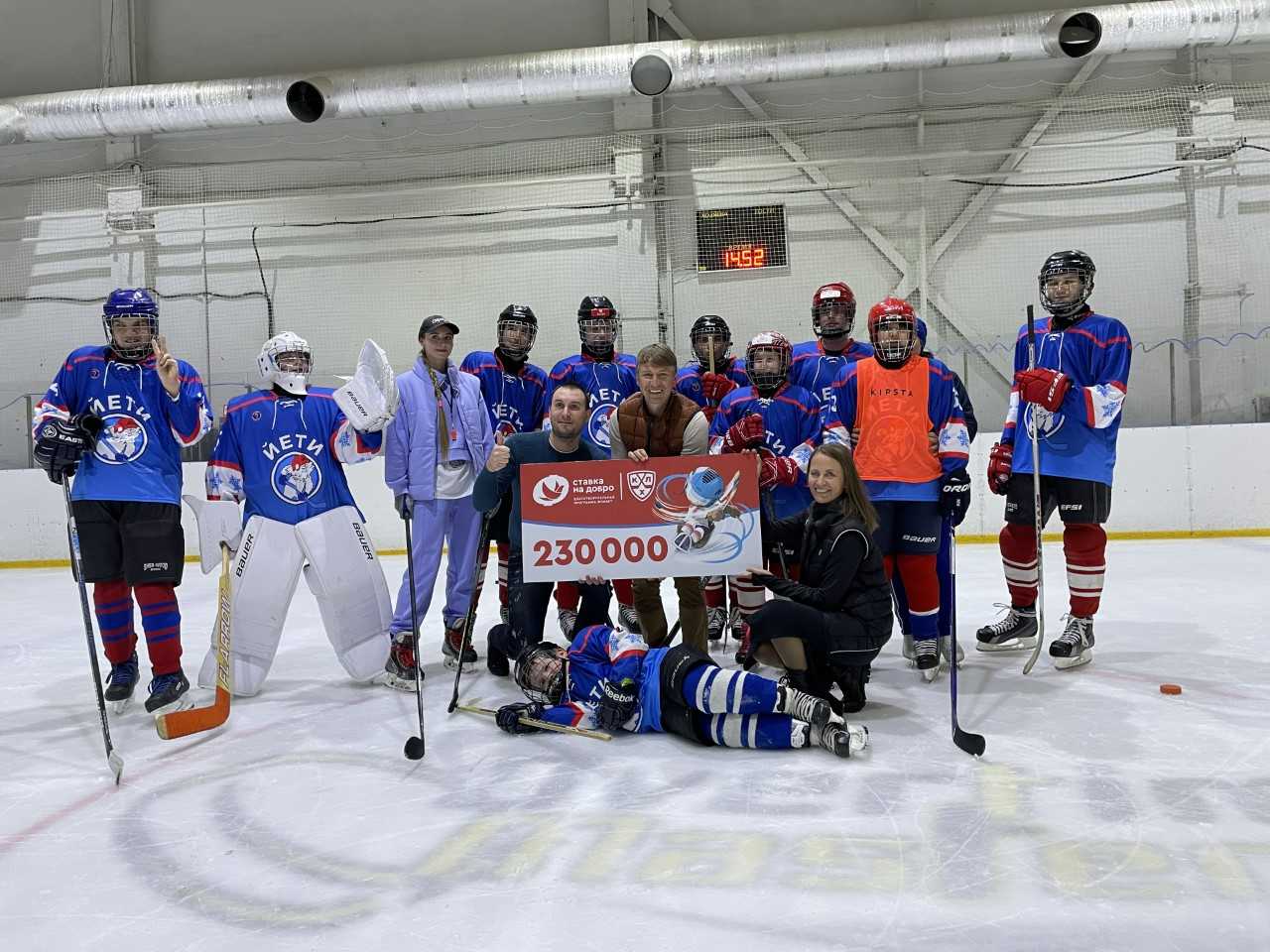 В Москве вручен чек по итогам заключительного месяца в Чемпионате КХЛ